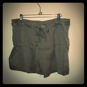 Sateen shorts with tie belt